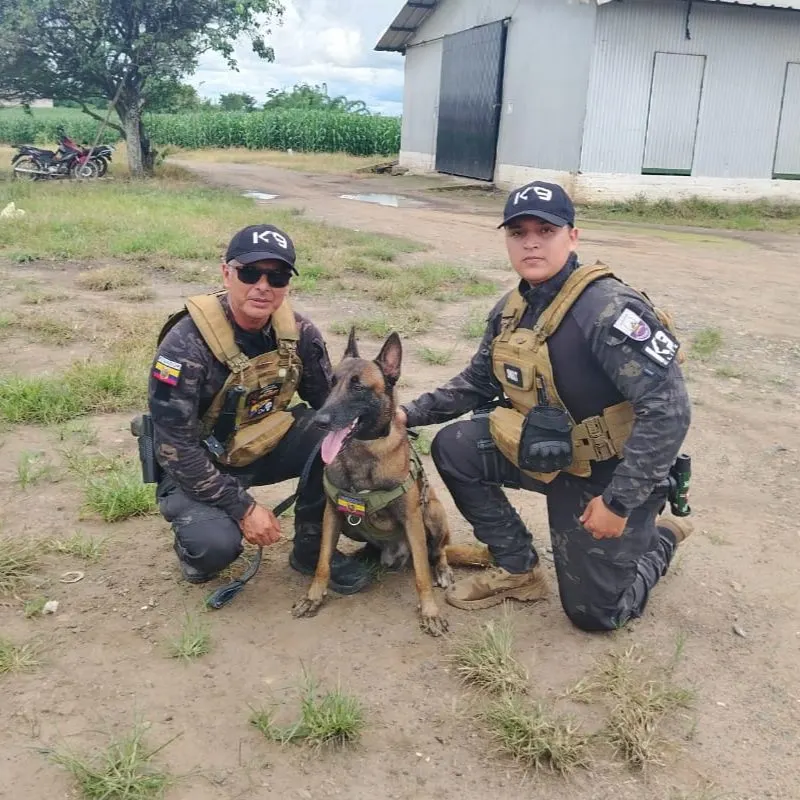 Agentes con perro en una finca
